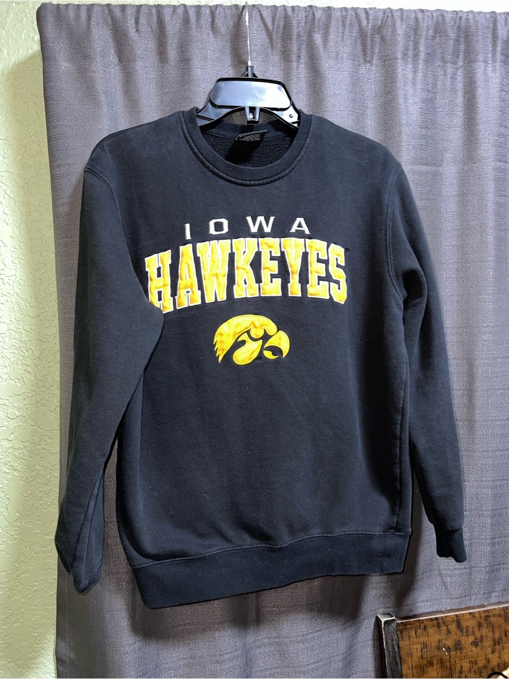 Iowa Hawkeyes Men's Black Crewneck Sweatshirt Team College Hawk Comfort